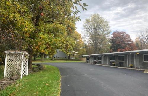 Camillus Hotel | Nightshade Inn & Gardens