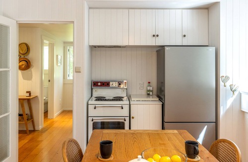 Palm Beach House | Nikau Cottage - Palm Beach Holiday Home