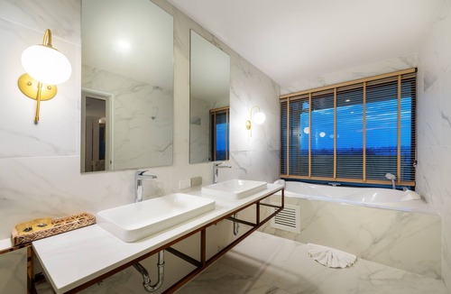 Ban Pong Hotel | Nine River Hotel
