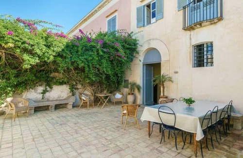 Marsala Villa | Nineteenth-century house with adjoining historic garden on the Stagnone of Marsala