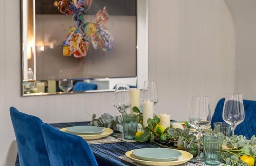 Redcliffe Apartment | Niru Experience Chelsea Oasis with Courtyard