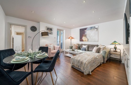 Redcliffe Apartment | Niru Experience Hidden Gem In Chelsea 2BD 2BA