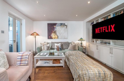 Redcliffe Apartment | Niru Experience Hidden Gem In Chelsea 2BD 2BA