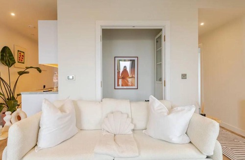 Shepherd's Bush Apartment | Niru Experience Skyview Penthouse