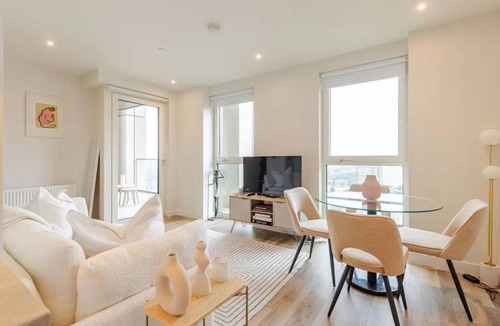 Shepherd's Bush Apartment | Niru Experience Skyview Penthouse