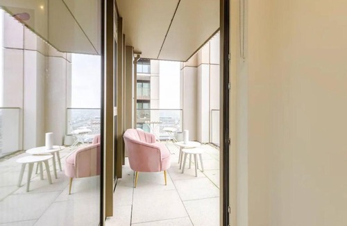 Shepherd's Bush Apartment | Niru Experience Skyview Penthouse