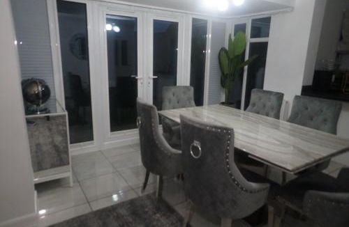 Newport Pagnell House | Nirvana - 4 Bedroom Luxury Home ideal for Holidays, Executives and Contractors
