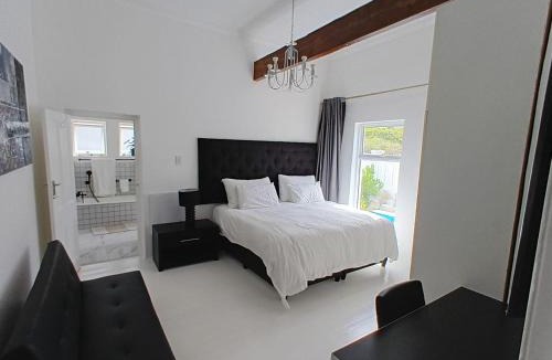 Hout Bay Cabin | Nirvana Beach Cottage a Luxury cottage close to ocean side & mountain peaks beach holiday venue