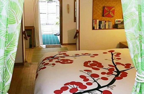 Takitumu District Cottage | Nirvana -super value for money option to stay 300m walk from the Turtle Tours !