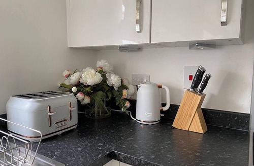 Newport Pagnell House | Nirvarna - Luxury 5-Bedroom, Fast Wifi, Free Parking, Smart TV, Garden