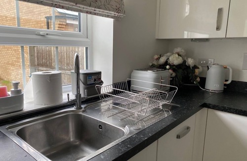 Newport Pagnell House | Nirvarna - Luxury 5-Bedroom, Fast Wifi, Free Parking, Smart TV, Garden