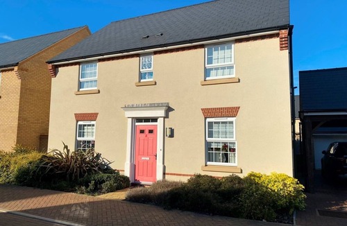 Newport Pagnell House | Nirvarna - Luxury 5-Bedroom, Fast Wifi, Free Parking, Smart TV, Garden
