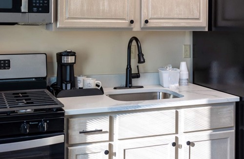 Nisswa Apartment | Nisswa Hotel & Suites – Round Lake King Patio Suite with Full Kitchen