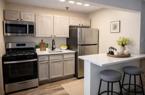 Nisswa Apartment | Nisswa Hotel & Suites – Round Lake King Patio Suite with Full Kitchen