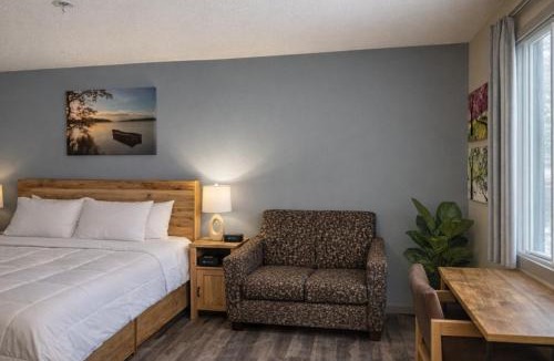Nisswa Apartment | Nisswa Hotel & Suites – Round Lake King Patio Suite with Full Kitchen