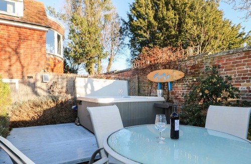 Lower Swanwick Cottage | NO.2 BAYTREE COTTAGE, family friendly in Swanwick, Hampshire