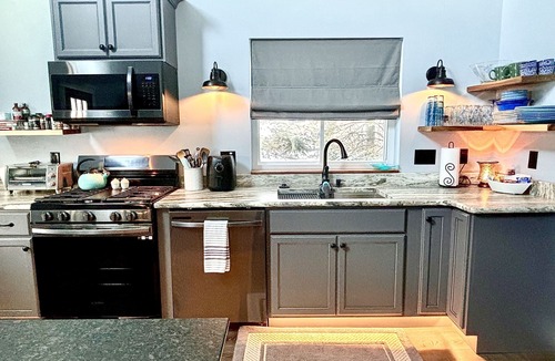 Two Rivers Cottage | No Cleaning Fee. King Bed. Cedar soaking Hot Tub, 5min walk to Beach