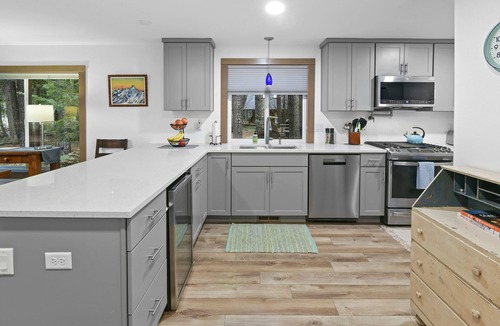 Enumclaw House | No Cleaning Fee! Newly renovated cabin near Mt. Rainier. Sleeps 10!
