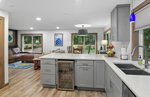 Enumclaw House | No Cleaning Fee! Newly renovated cabin near Mt. Rainier. Sleeps 10!
