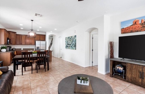 Cortina House | No Cleaning Fee! Spacious 4-bedroom, 2 Living room, Communal pool.