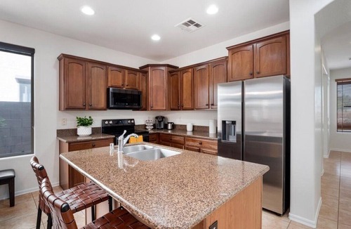 Cortina House | No Cleaning Fee! Spacious 4-bedroom, 2 Living room, Communal pool.