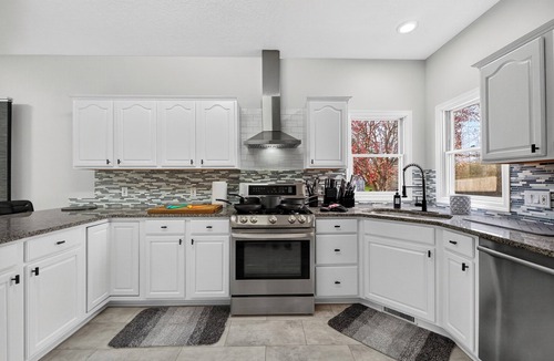Chesterland House | -NO FEES- Spacious Chesterland Colonial
