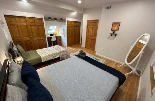 Brighton House | -No16- Extra Spacious Room in a House - 10 min to Green Line T Station & Boston College - Centrally Located at Brighton Boston