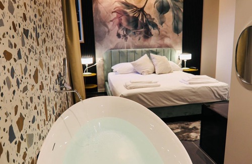Naples Hotel | Noah Gate Hotel & Suites