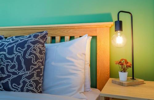 Canton House | Noah Suite I Central 2BR I Sleeps 6 I Close to Cardiff Football Stadium I Cardiff City Centre I Principality Stadium I Cardiff Castle I WiFi I Parking and Easy Access to Barry Island