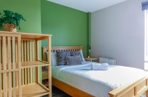 Canton House | Noah Suite I Central 2BR I Sleeps 6 I Close to Cardiff Football Stadium I Cardiff City Centre I Principality Stadium I Cardiff Castle I WiFi I Parking and Easy Access to Barry Island