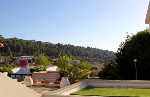 Kfar Vradim Cabin | Noam Hamargalit