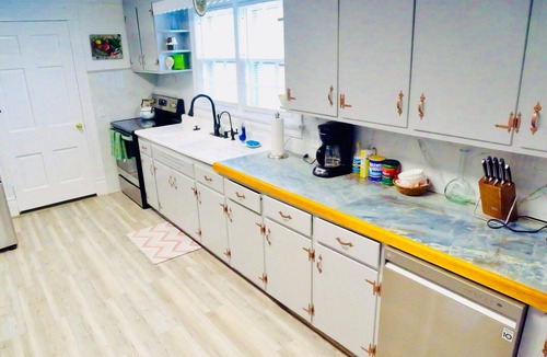 Piney Mountain House | #NoCleaningFee! Pool Table, Hot tub, fireplace overlooking Wreck Island Creek