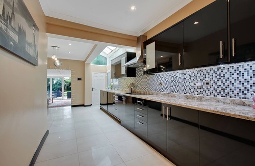 North Acton House | Noel Oasis: London Retreat 5Bed 4Bathroom 2 Sitting Room