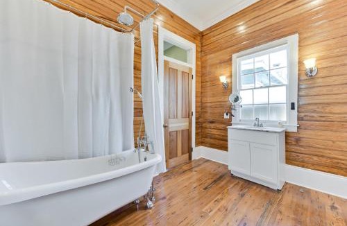 Lower Garden District Apartment | NOLA Cottage