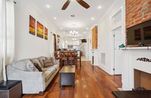 Faubourg Livaudais House | NOLA Luxury, Near Parade Route, Private Bar & Porch