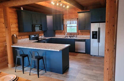 Lindseyville House | Nolin Lake Log Cabin ~ Beautiful Water Views ~ Great Family Getaway!