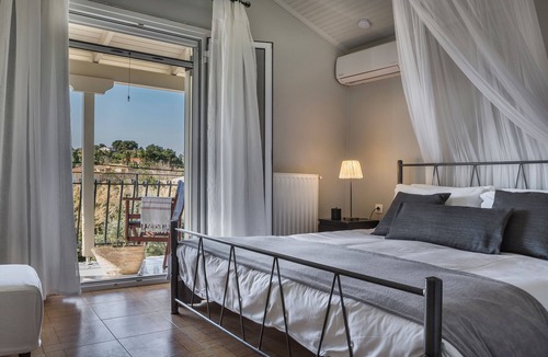 Lixouri House | Nomadē - 2BR Bright Maisonette - Garden View - Lixouri, Kefalonia - 4 Guests