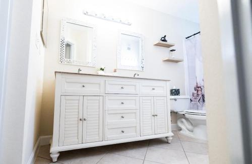 Gainesville Apartment | Nomad Hub,Fast Wi-Fi, King Comfort & Pool Vibes