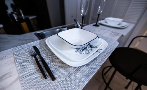 Gainesville Apartment | Nomad Hub,Fast Wi-Fi, King Comfort & Pool Vibes