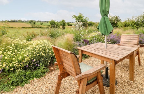 Gumley Cottage | NOMAD (SHEPHERDS HUT, pet friendly, with hot tub in Kibworth