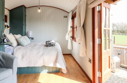 Gumley Cottage | NOMAD (SHEPHERDS HUT, pet friendly, with hot tub in Kibworth