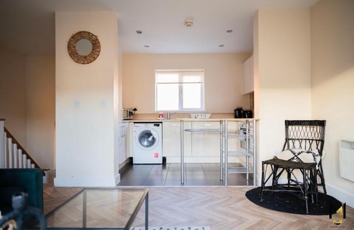 Reading Apartment | 'Nomadic Nest' 2-Bed Executive Coach House + Free Parking!