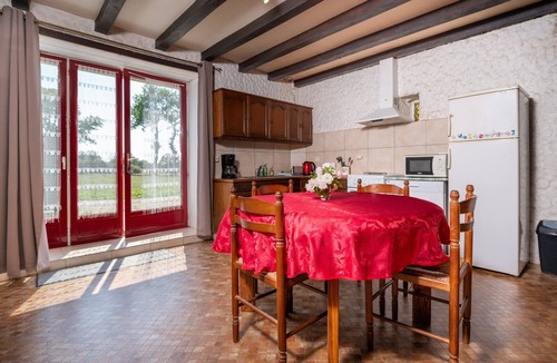Questembert House | Non-air-conditioned country cottage near a farm