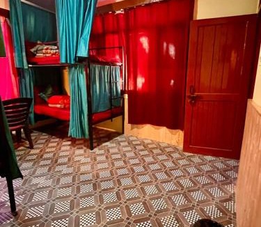 Old Manali House | Non Stop Cafe Hostel & Stay