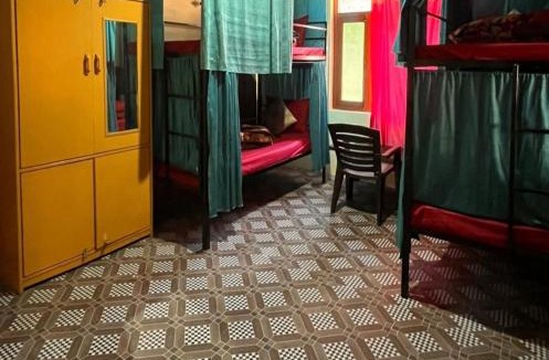 Old Manali House | Non Stop Cafe Hostel & Stay
