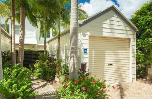Noosaville House | Noosa Entrance 3 Bedroom Waterfront Townhouse