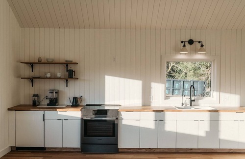 Stoughton Cabin | Nordic-inspired country retreat with wood fired tub 25-minutes from Madison, WI