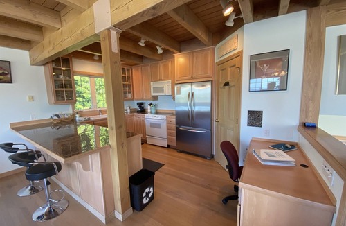 Eastsound House | North Beach Outlook- Stunning Sea & Sunset views, Lush Garden Retreat.