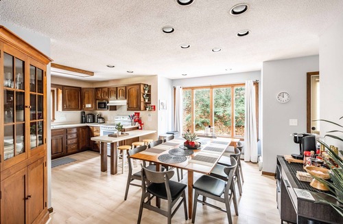 Birch Hill House | North Conway Home with Hot tub on Deck, Arcade, Billiards, PingPong, Music Room