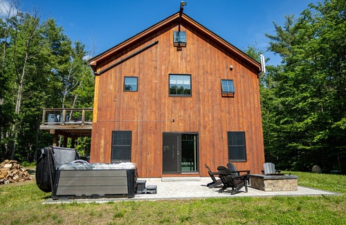 Center Conway House | North Conway Winter & Summer Retreat with Hot Tub & Fire Pit